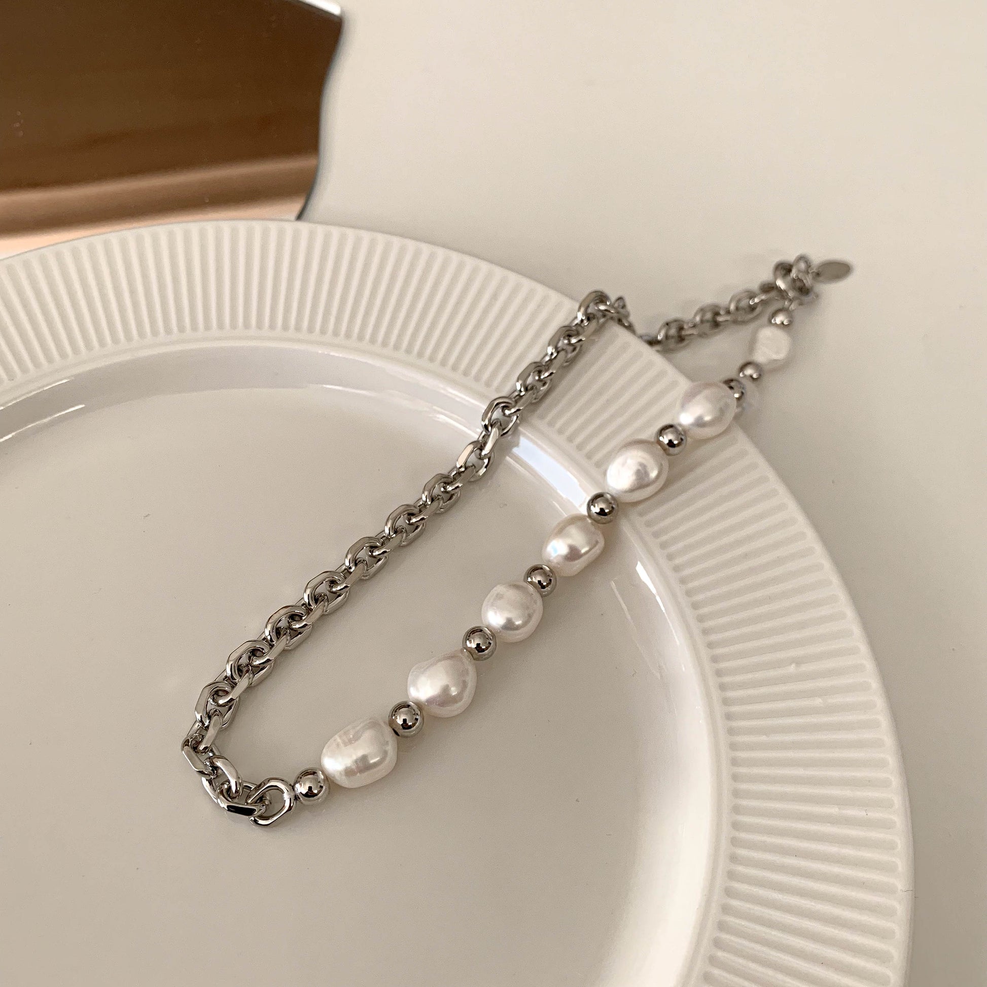 Large pearl statement necklace shop
